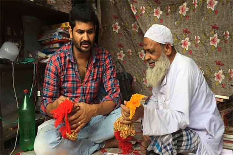 रक्षाबंधनः धार्मिक असमानताओं से अनजान त्योहार, मुस्लिम व्यापारी बेच रहे राखी 