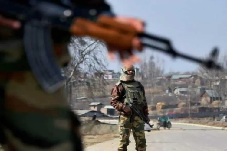जम्मू-कश्मीर में सैन्य शिविर में घुसपैठ की कोशिश कर रहे दो आतंकवादी ढेर, 3 सैनिक भी शहीद