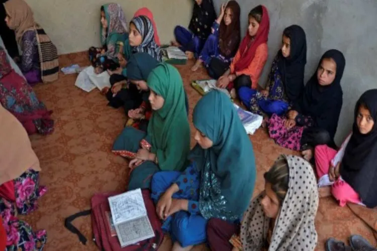 अफगानिस्तान में 400 से अधिक निजी स्कूल हुए बंद: रिपोर्ट