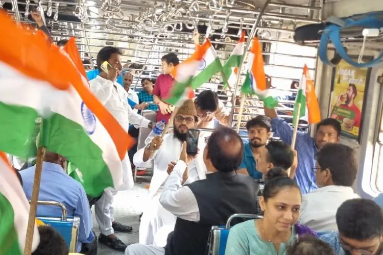 https://www.hindi.awazthevoice.in/upload/news/166038398803_Har_Ghar_Tiranga_Mufti_Zia's_tricolor_journey_from_station_to_train_in_Mumbai_2.webp