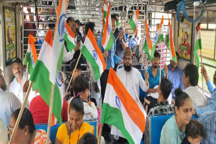 https://www.hindi.awazthevoice.in/upload/news/166038404203_Har_Ghar_Tiranga_Mufti_Zia's_tricolor_journey_from_station_to_train_in_Mumbai_5.webp