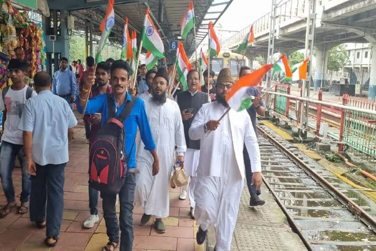 https://www.hindi.awazthevoice.in/upload/news/166038406503_Har_Ghar_Tiranga_Mufti_Zia's_tricolor_journey_from_station_to_train_in_Mumbai_6.webp