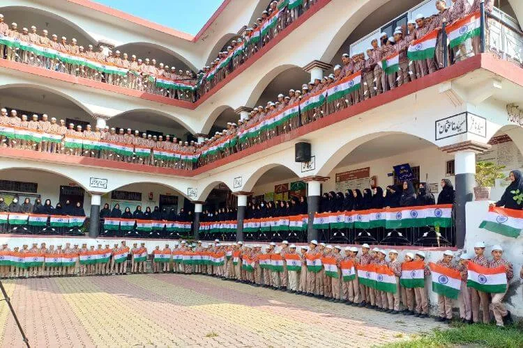 https://www.hindi.awazthevoice.in/upload/news/166047032101_Jamia_Jia_Uloom_'Saare_Jahan_Se_Achcha,_Hindostan_Hamara'_echoed_with_the_soft_voices_of_thousands_of_children_2.webp
