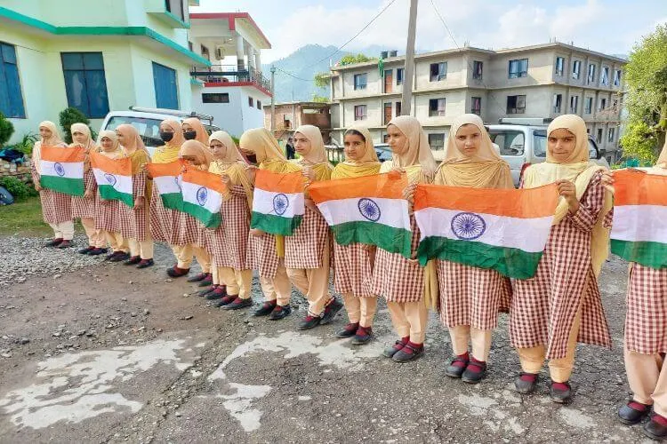https://www.hindi.awazthevoice.in/upload/news/166047040701_Jamia_Jia_Uloom_'Saare_Jahan_Se_Achcha,_Hindostan_Hamara'_echoed_with_the_soft_voices_of_thousands_of_children_5.webp