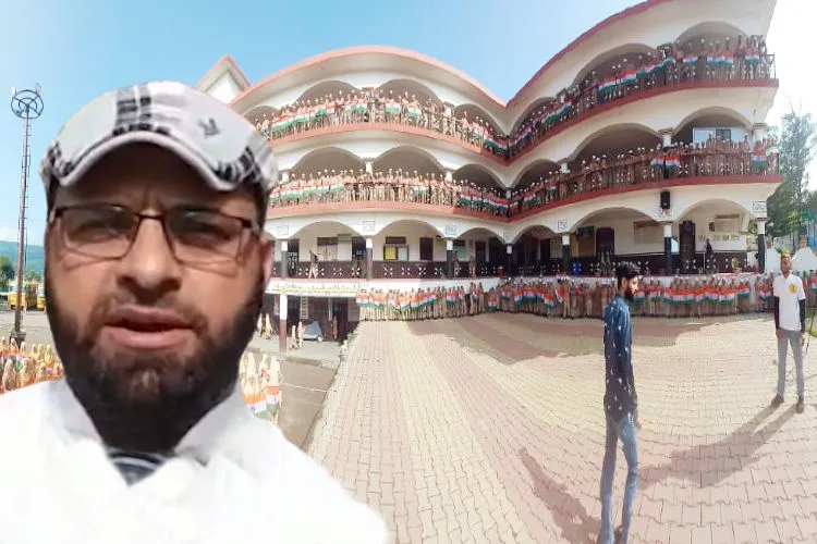 https://www.hindi.awazthevoice.in/upload/news/166047045601_Jamia_Jia_Uloom_'Saare_Jahan_Se_Achcha,_Hindostan_Hamara'_echoed_with_the_soft_voices_of_thousands_of_children_7.webp