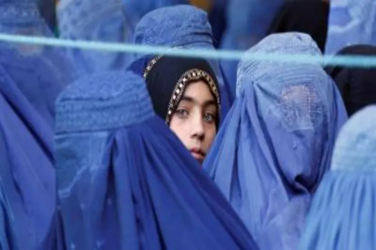  पिछली गर्मियों तालिबान क्या लौटे, अफगान महिलाओं, लड़कियों की पहचान ही खत्म हो गई