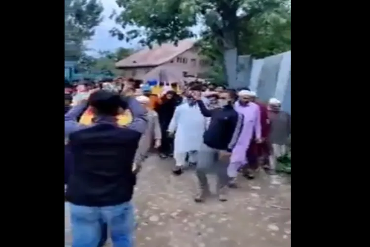 कश्मीरी पंडितों का पलायन रोकने को सड़कों पर उतरे मुसलमान