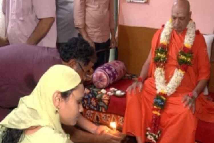 कर्नाटकः सिकंदर खान ने सपत्नीक हिंदू संत को घर बुलाकर की ‘पादपूजा’