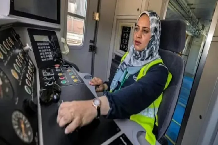 मिस्रः हिंद उमर बनी पहली महिला मेट्रो ट्रेन ड्राइवर
