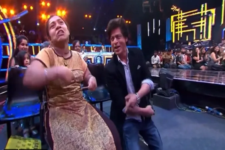 देखें वीडियो: शाहरूख खान ने लगाए ठुमके तो दिव्यांग महिला हुई खुश