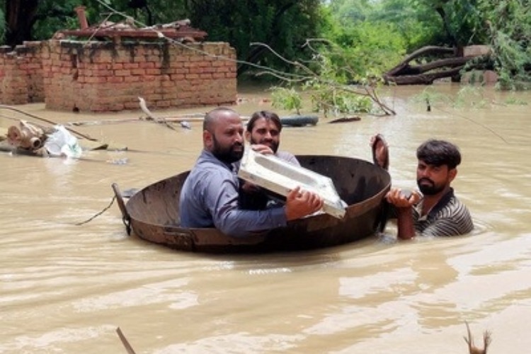 आधा पाकिस्तान बाढ़ में डूबा, बचाव के लिए दुनिया से की अपील