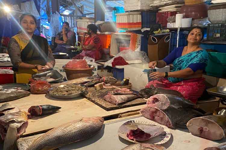 कोलकाता: ताजी मछलियों की आपूर्ति घटीं, कीमतों में इजाफा 
