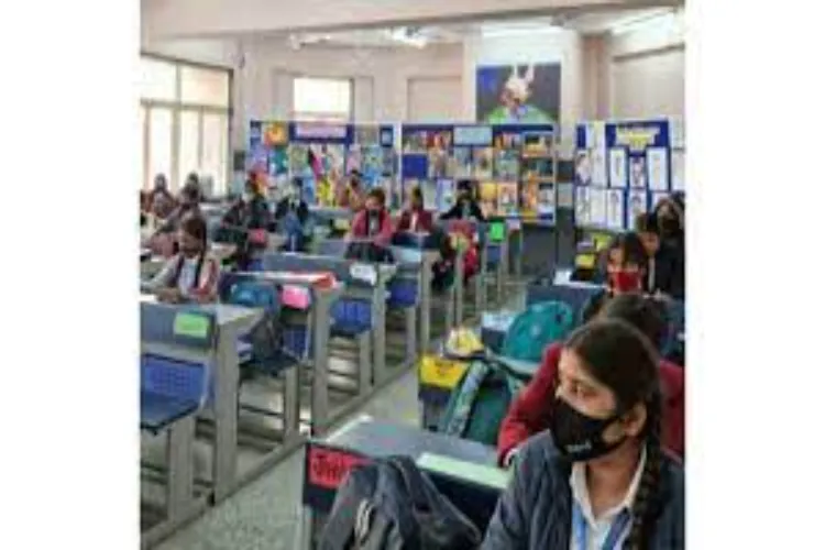 दिल्ली : सरकारी स्कूल की क्लास में पंखा गिरा, छात्रा घायल