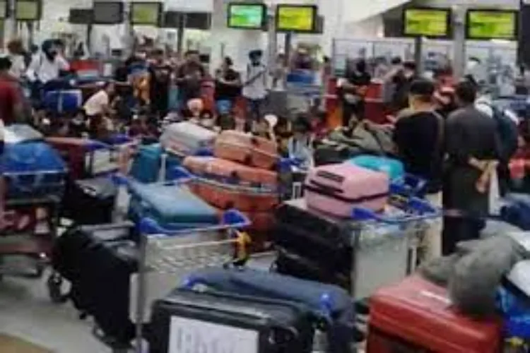 लुफ्थांसा ने उड़ानें की रद्द, दिल्ली इंटरनेशनल एयरपोर्ट पर यात्रियों की भीड़