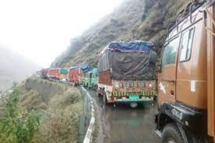 जम्मू-श्रीनगर : पहाड़ी से लगातार पत्थर गिरने के कारण रामबन में राजमार्ग बंद