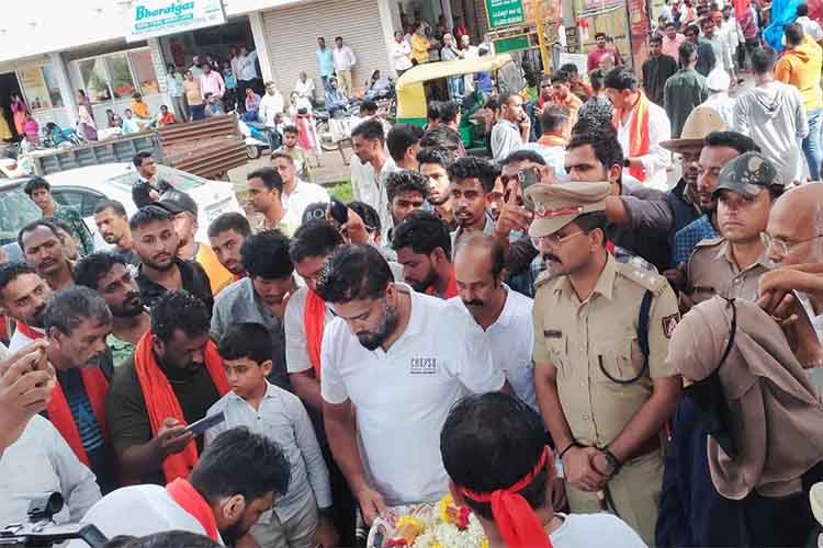 कर्नाटकः मस्जिद कमेटी के सदस्यों ने गणेश प्रतिमा को माला अर्पित की, आरती उतारी