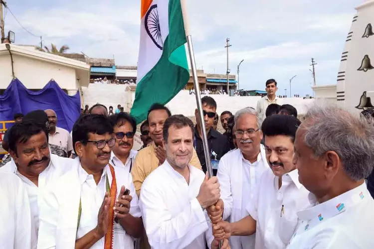 राहुल गांधी : राष्ट्रीय ध्वज पर हमले हो रहे हैं