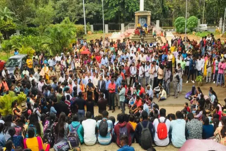 बेंगलुरू: विश्वविद्यालय परिसर में मंदिर निर्माण के विरोध में छात्रों का प्रदर्शन