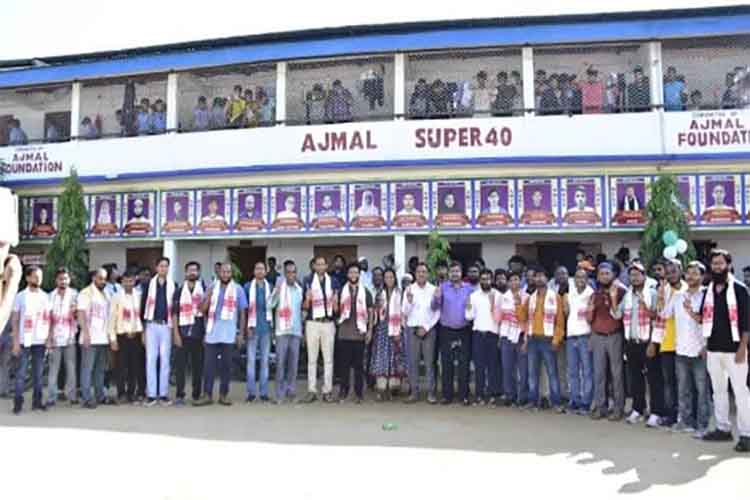 https://www.hindi.awazthevoice.in/upload/news/166272463425_Ajmal_Super-40_Over_240_students_crack_NEET_3.jpg