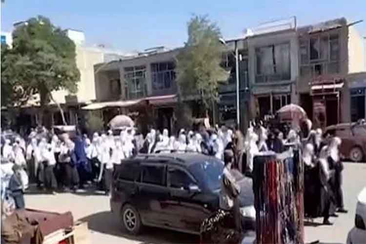 अफगान लड़कियों ने पक्तिया में स्कूल बंदी के खिलाफ किया प्रदर्शन