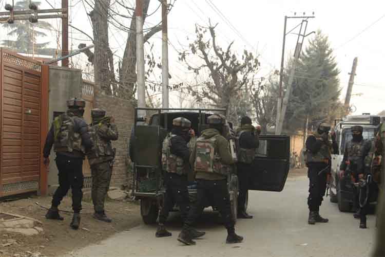 जम्मू-कश्मीर के शोपियां में एक आतंकवादी ढेर, गोलीबारी जारी