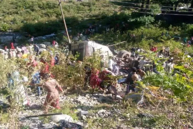 जम्मू-कश्मीर में सड़क हादसे में 9 लोगों की मौत, 27 घायल