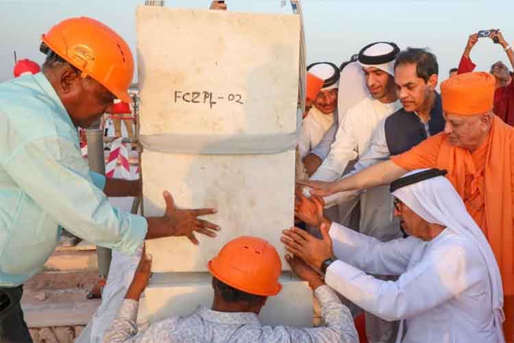 अबू धाबीः मंत्री डॉ थानी बिन अहमद ने हिंदू मंदिर का पहला स्तंभ रखा 