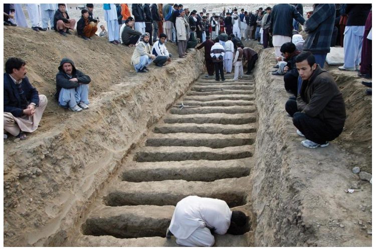 बलोचिस्तान में मारे गए हजारा शिया लोगों की खोदी जाती सामूहिक कब्र