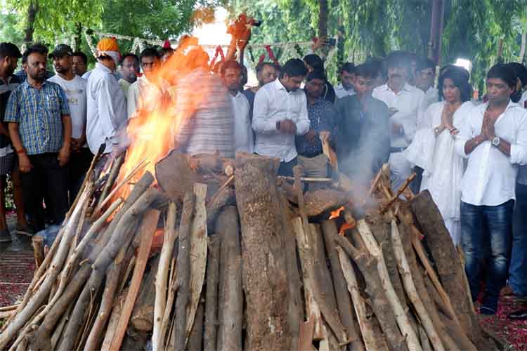 राजू श्रीवास्तव पंचतत्व में विलीन, बेटे आयुष्मान ने किया अंतिम संस्कार