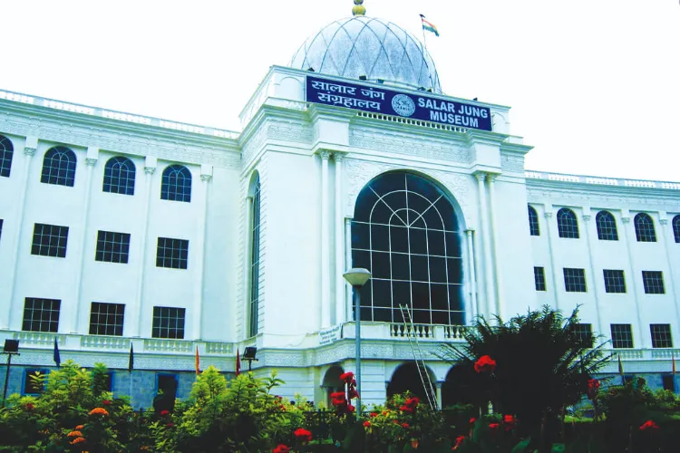 https://www.hindi.awazthevoice.in/upload/news/166401907616_Return_of_Nizam's_'Spiral_Sword'_at_Salar_Jung_Museum_4.webp