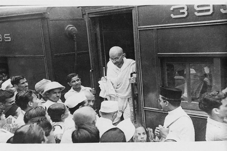 जब महात्मा गांधी को रखा गया था कैंट रेलवे स्टेशन के डिटेक्शन सेंटर में