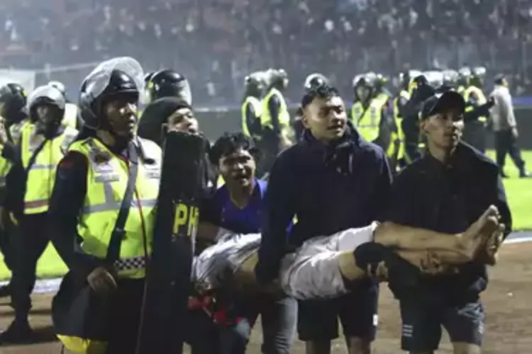 इंडोनेशियाः  फुटबॉल मैच दंगे  में मरने वालों की संख्या 174 हुई, बढ़ सकती है मृतकों की संख्या