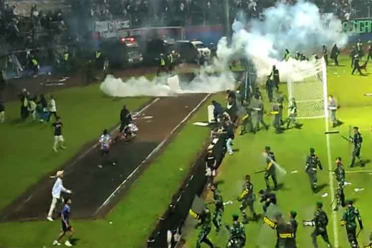 इंडोनेशिया: घातक फुटबॉल भगदड़ की जांच के लिए बनाई जांच टीम