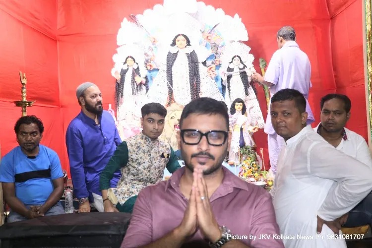 https://www.hindi.awazthevoice.in/upload/news/166490770933_Tauseef_Rahman_Hero_of_Durga_Puja_of_Alimuddin_Street_in_Kolkata_3.jpg