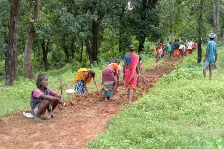 हिम्मते मर्दा-मददे खुदाः ग्रामीणों ने पहाड़ का सीना चीरकर बना दी सड़क, 12 किमी का फासला सिमटा दो किमी में