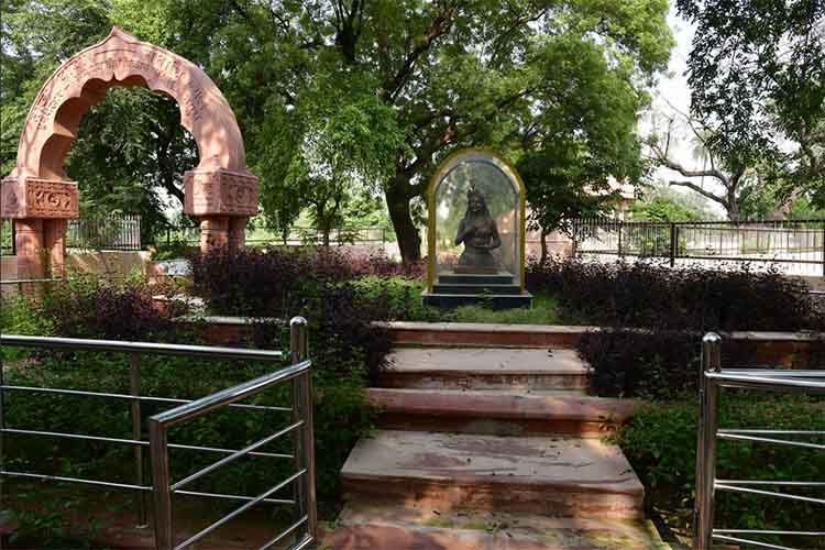 यूपीः श्री कृष्ण के दो  मुस्लिम भक्तों के मकबरों का हुआ पुनर्विकास