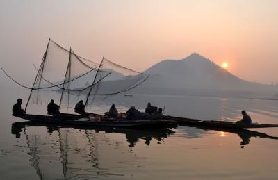जम्मू-कश्मीर: वुलर झील में नाव पलटने से 1 लापता, 2 को बचाया गया