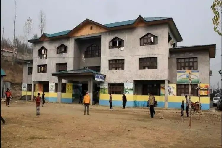जम्मू-कश्मीर: शोपियां के सरकारी हॉस्टल में आदिवासी छात्रों को दी जा रही बेहतरीन सुविधाएं
