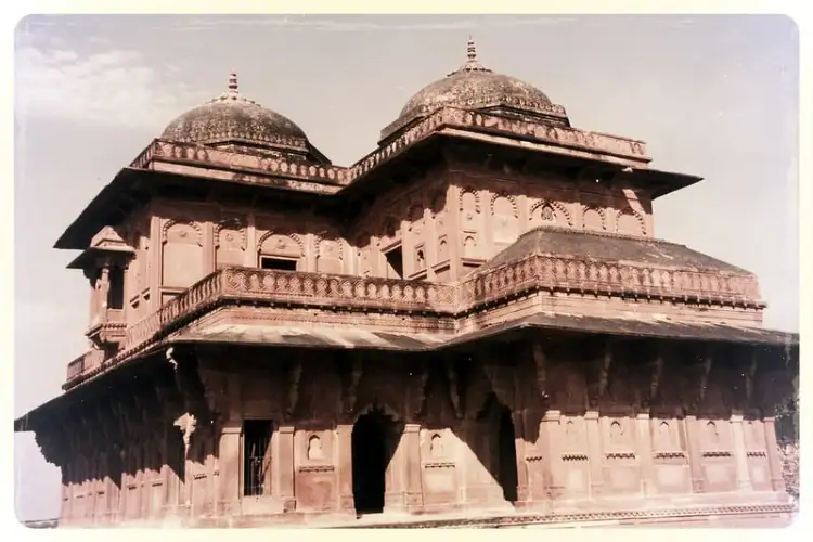 मुगल शासकों ने भी स्वास्तिक को शुभ प्रतीक माना, कमल से भी था प्रेम, ऐतिहासिक इमारतें इसकी गवाह