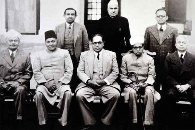 भारतीय संविधान की मसौदा समिति के सदस्य. अध्यक्ष डॉ. बीआर अम्बेडकर के साथ बायीं तरफ बैठे सर सैयद मुहम्मद सादुल्ला (काली टोपी में)