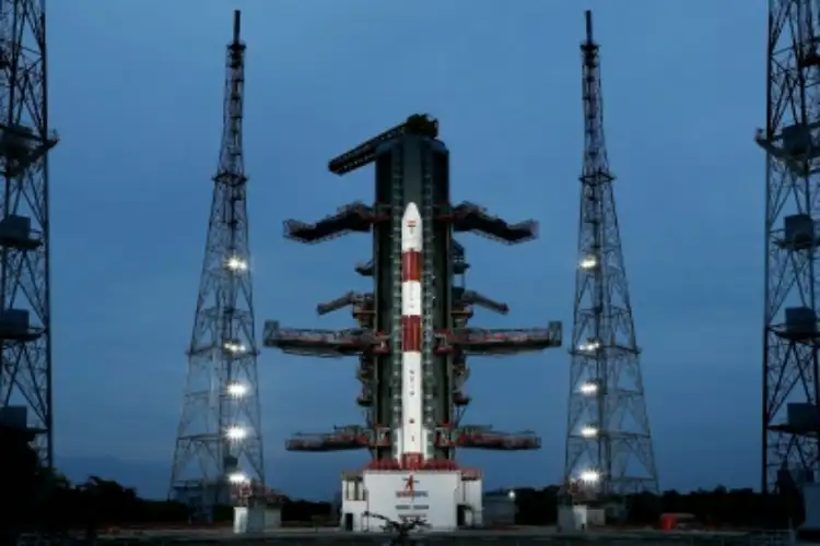 पीएसएलवी रॉकेट इंडो फ्रेंच सेटेलाइट ईओएस 6 और 8 नैनो सेटेलाइट्स के साथ लॉन्च