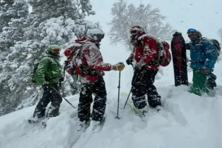 हिमपात में स्कींग: विश्व प्रसिद्ध पर्यटन स्थल गुलमर्ग ने खींचे सैलानियों के कदम