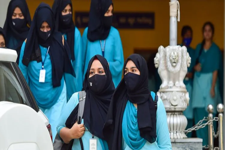 कर्नाटक: वक्फ बोर्ड और बीजेपी सरकार ने मिलकर निकाला ‘हिजाब’ विवाद का हल, मुस्लिम छात्राओं के लिए खुलेंगे 10 कॉलेज 