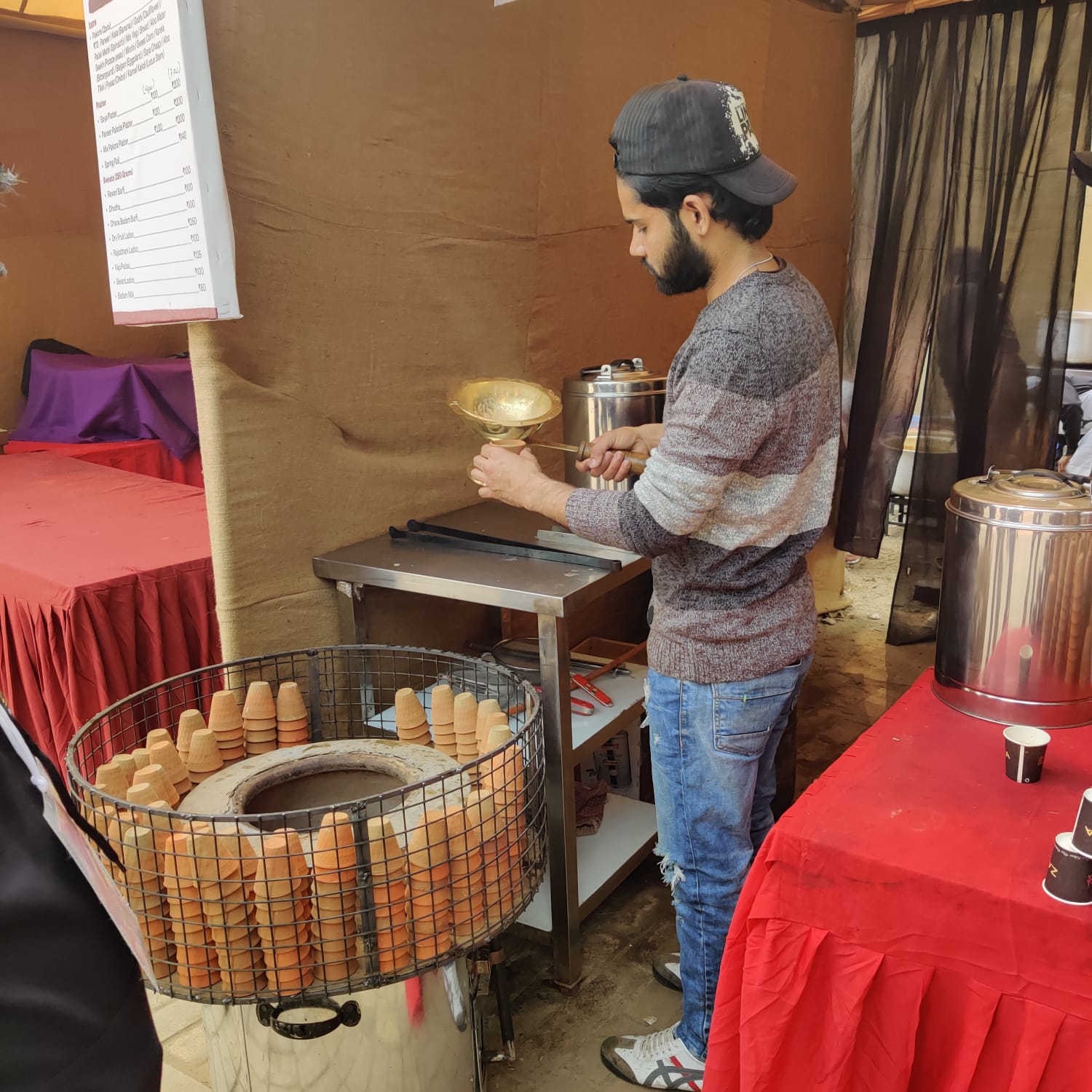 https://www.hindi.awazthevoice.in/upload/news/167006103503_Jashn-e-Rekhta_Connecting_people_through_language_and_food_2.jpg