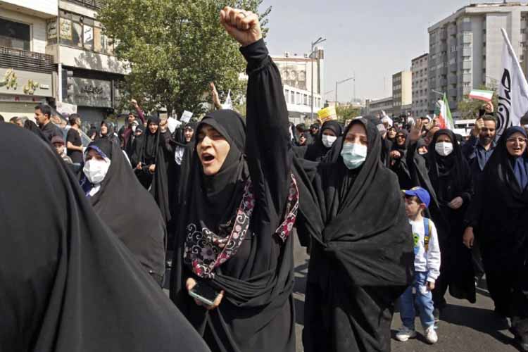 ईरानः बड़े पैमाने पर हिजाब विरोधी प्रदर्शनों के बाद ‘नैतिकता पुलिस’ भंग