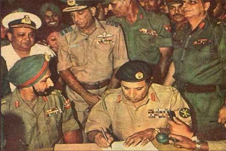1971 के युद्ध में पाकिस्तान के जनरल एएके नियाजी भारतीय सेना के सामने सरेंडर करते हुए 