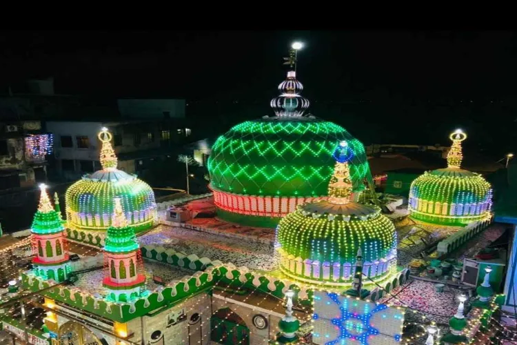 https://www.hindi.awazthevoice.in/upload/news/167060770304_Baba_Makhdoom_Shah's_fair_Why_does_the_fair_begin_with_the_salute_of_the_Mumbai_Police_5.webp
