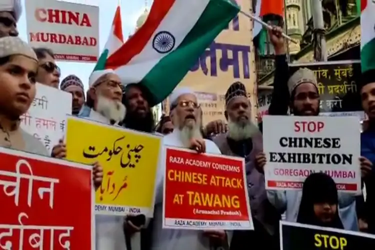 मुंबई: हाथों में तिरंगा लेकर रज़ा अकादमी ने चीनी आक्रमण के खिलाफ किया प्रदर्शन