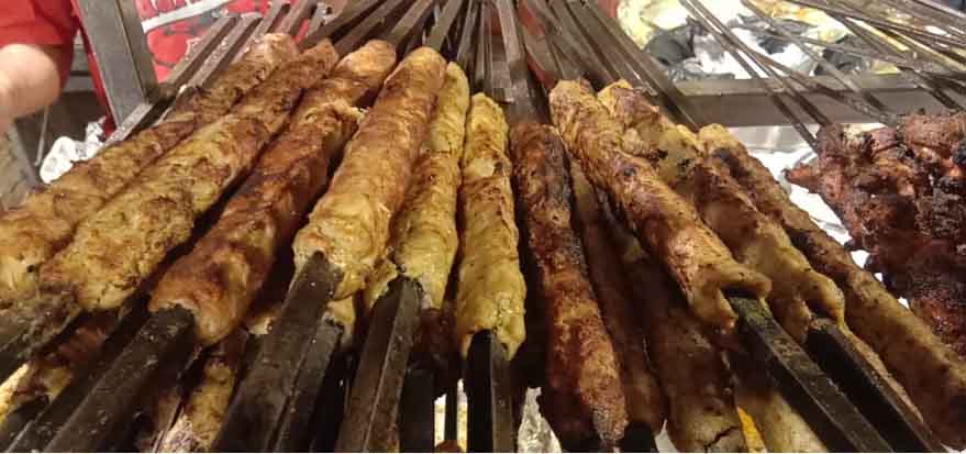 https://www.hindi.awazthevoice.in/upload/news/167110636403_Ghalib_Kebab_People_come_from_far_and_wide_to_eat_'Ghalib_Kebab'_2.jpg