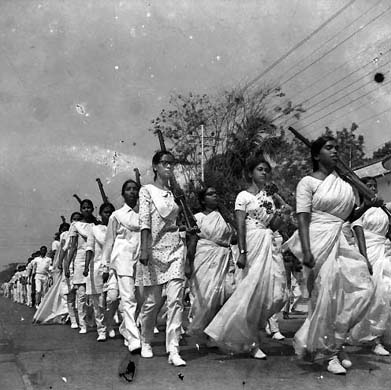 https://www.hindi.awazthevoice.in/upload/news/167118353301_Bangali_women_fighters_marching.jpg